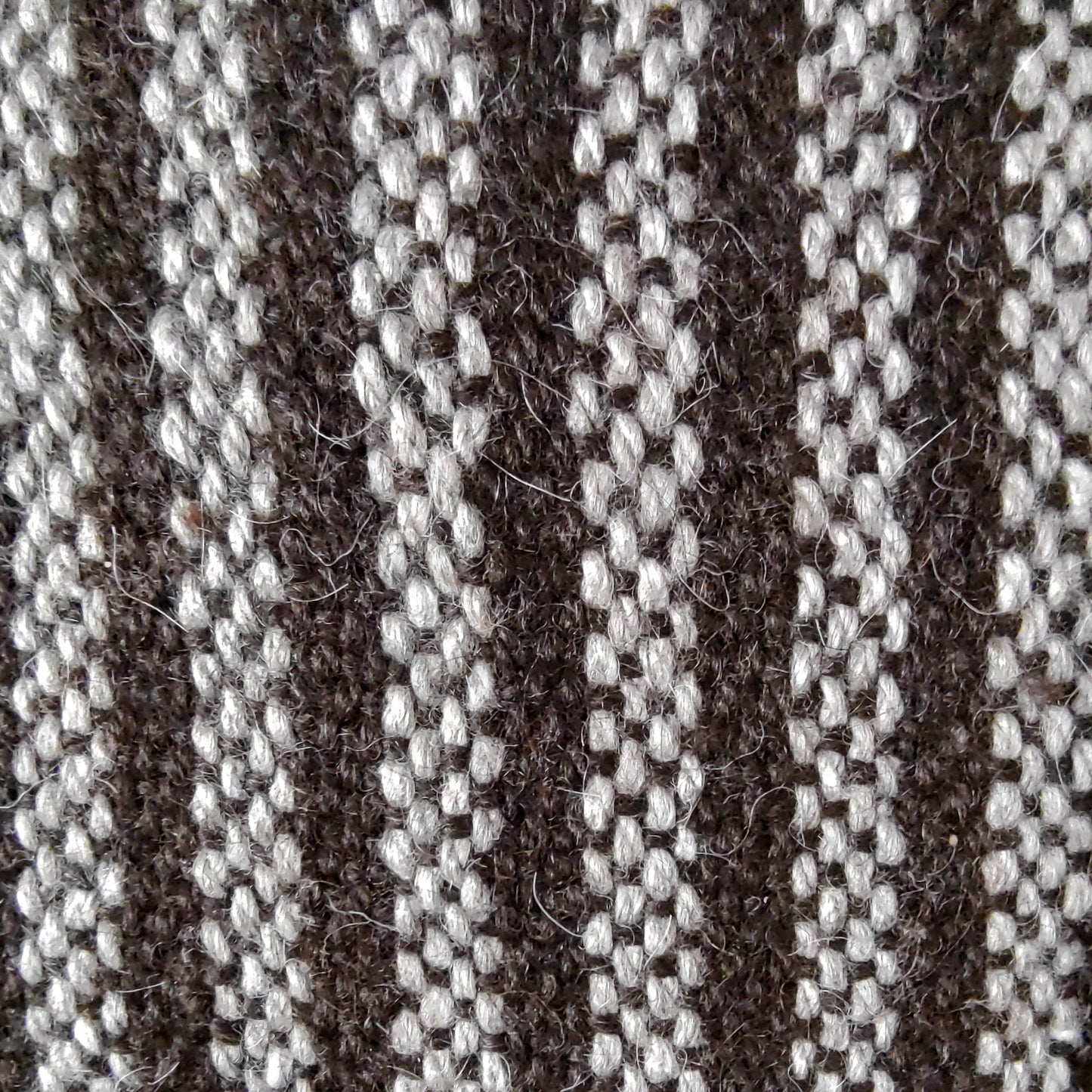 Poncho Negro y Gris de Llama